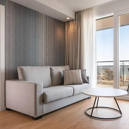 Ahoy Apartmanhotel 4*